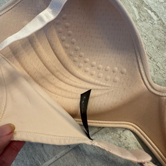 Seamless Breathable Lightly Padded Nude Bra- 38C - Picture 6 of 8